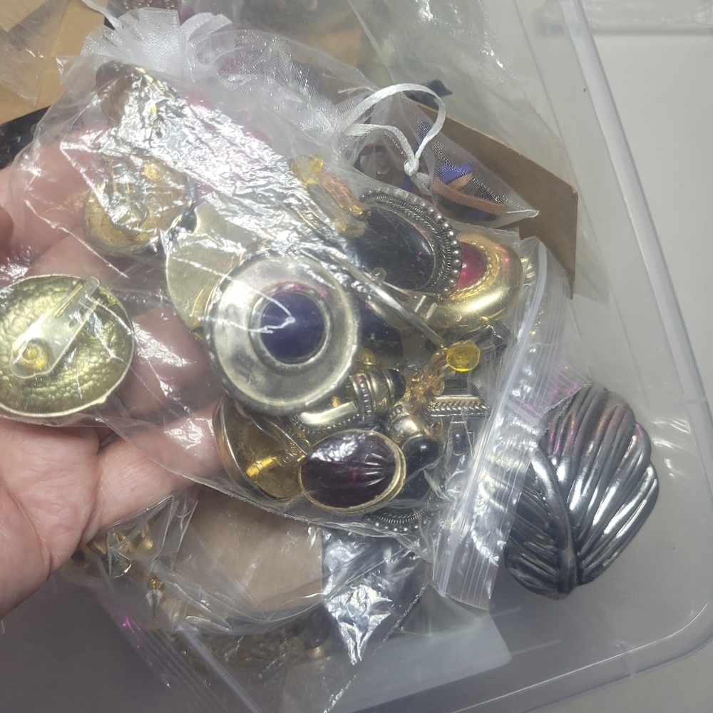 Mixed lot of 4 pounds of jewelry costume